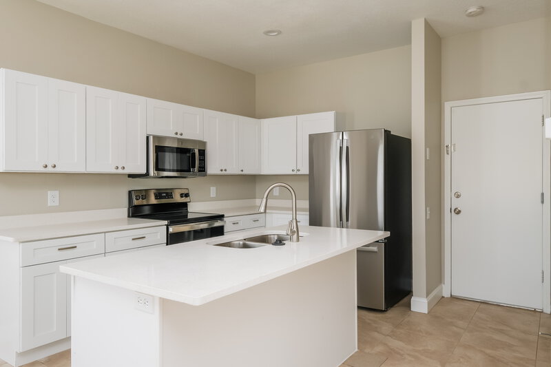 2,645/Mo, 11305 Misty Isle Ln Riverview, FL 33579 Kitchen View 2