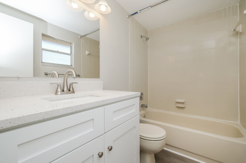 2,690/Mo, 12526 Cardiff Dr Tampa, FL 33625 Main Bathroom View