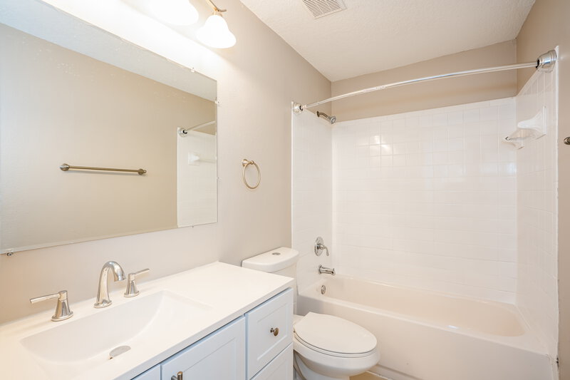 3,620/Mo, 1607 E Idell St Tampa, FL 33604 Main Bathroom View