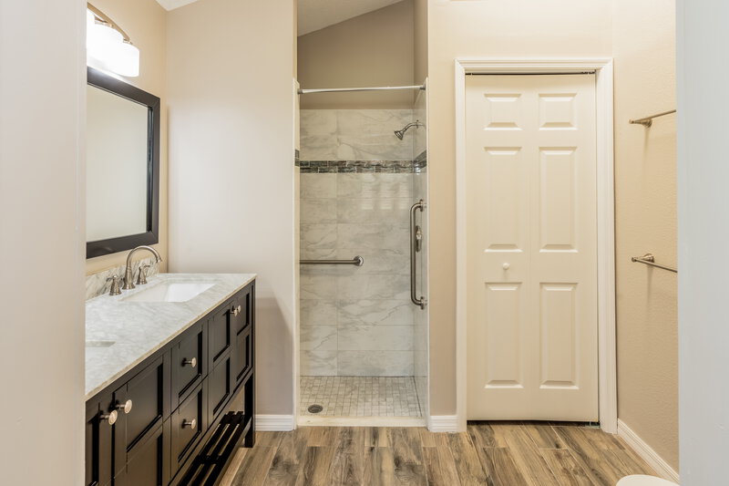 2,550/Mo, 2308 Kenwick Dr Valrico, FL 33596 Main Bathroom View