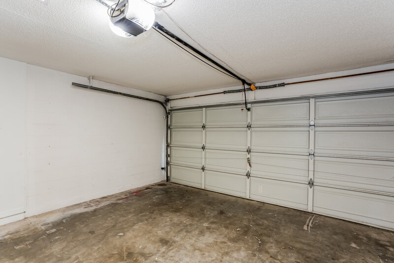 2,550/Mo, 2308 Kenwick Dr Valrico, FL 33596 Garage View