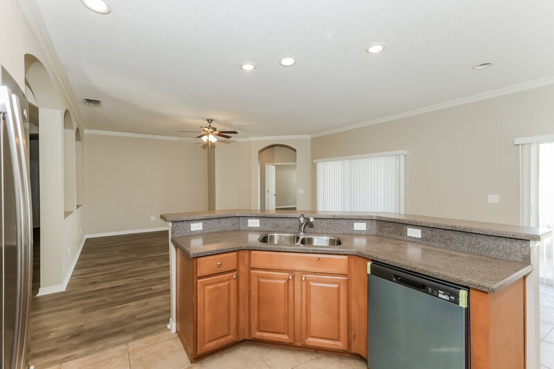 2,450/Mo, 506 York Dale Dr Ruskin, FL 33570 Kitchen View
