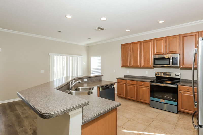 2,450/Mo, 506 York Dale Dr Ruskin, FL 33570 Kitchen View 3