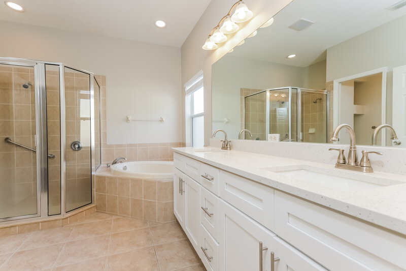 2,450/Mo, 506 York Dale Dr Ruskin, FL 33570 Main Bathroom View