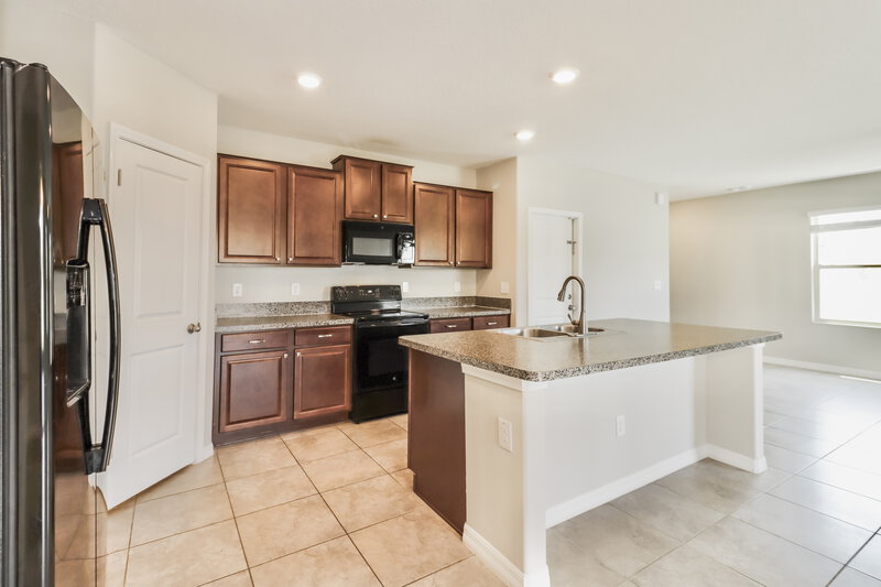 2,725/Mo, 10153 Golden Wonder Ln Riverview, FL 33578 Kitchen View