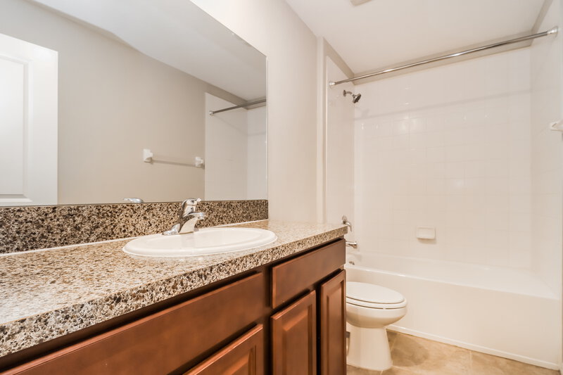 2,725/Mo, 10153 Golden Wonder Ln Riverview, FL 33578 Main Bathroom View 2