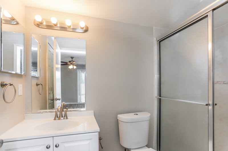 3,610/Mo, 12873 Pineway Dr Largo, FL 33773 Main Bathroom View