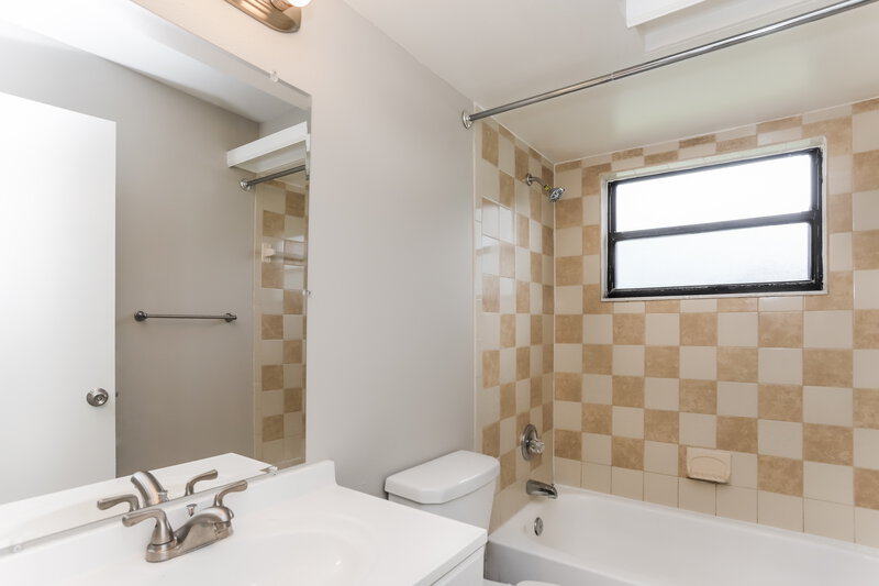 3,610/Mo, 12873 Pineway Dr Largo, FL 33773 Bathroom View