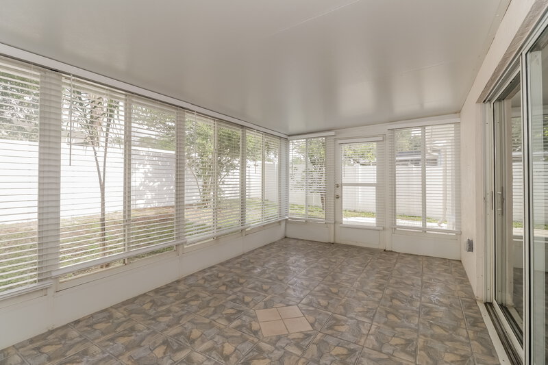 2,195/Mo, 4726 Limerick Dr Tampa, FL 33610 Sunroom View