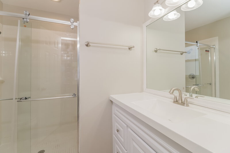 2,195/Mo, 4726 Limerick Dr Tampa, FL 33610 Main Bathroom View