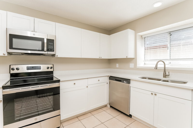 2,915/Mo, 10907 Landon Ln Tampa, FL 33635 Kitchen View 2