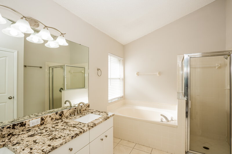 2,610/Mo, 10270 Oasis Palm Dr Tampa, FL 33615 Main Bathroom View