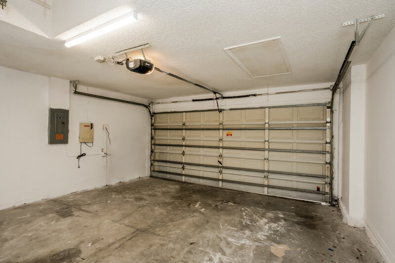 2,610/Mo, 10270 Oasis Palm Dr Tampa, FL 33615 Garage View