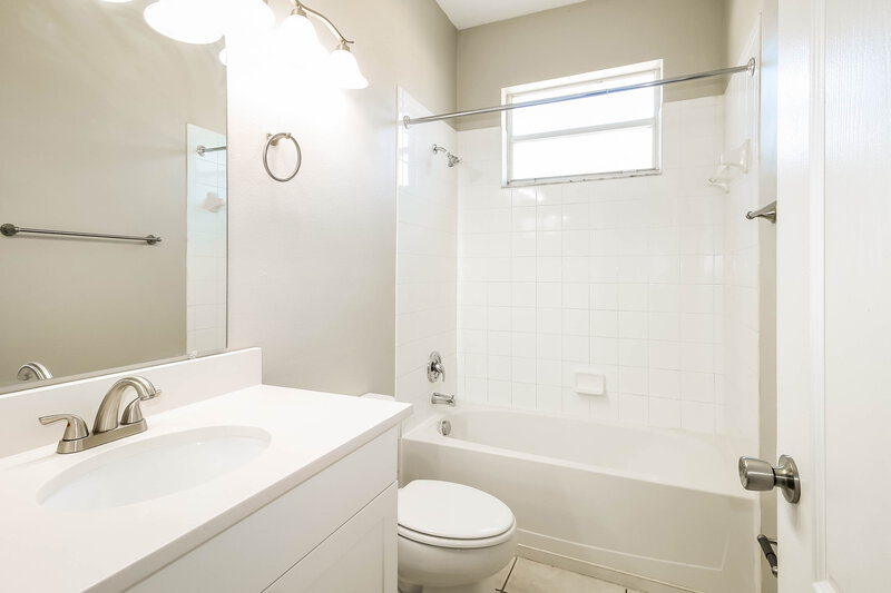 2,205/Mo, 3696 Braemere Dr Spring Hill, FL 34609 Bathroom View