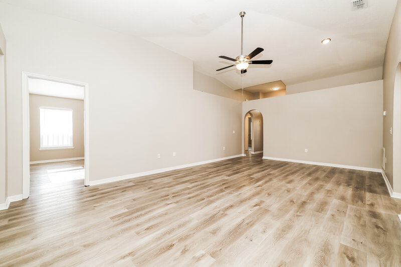 2,080/Mo, 6922 Waterbrook Ct Gibsonton, FL 33534 Living Room View