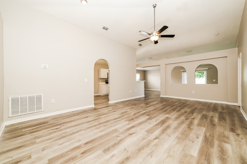 2,080/Mo, 6922 Waterbrook Ct Gibsonton, FL 33534 Living Room View 2