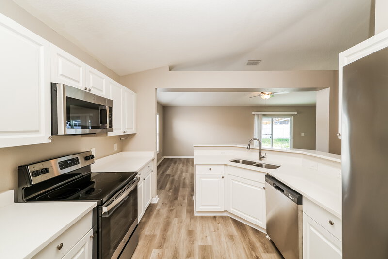 2,080/Mo, 6922 Waterbrook Ct Gibsonton, FL 33534 Kitchen View