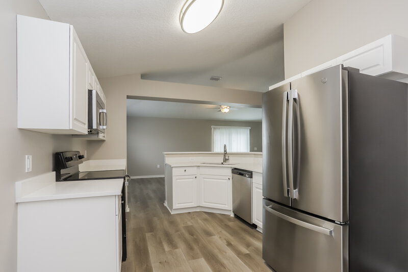 3,440/Mo, 6922 Waterbrook Ct Gibsonton, FL 33534 Kitchen View