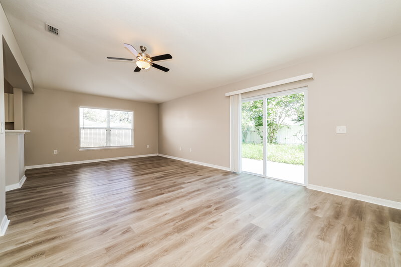 2,080/Mo, 6922 Waterbrook Ct Gibsonton, FL 33534 Family Room View 2