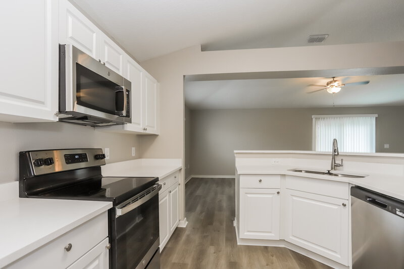 3,440/Mo, 6922 Waterbrook Ct Gibsonton, FL 33534 Kitchen View 2