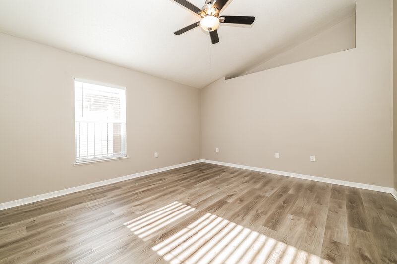 2,080/Mo, 6922 Waterbrook Ct Gibsonton, FL 33534 Main Bedroom View