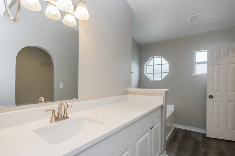 3,440/Mo, 6922 Waterbrook Ct Gibsonton, FL 33534 Main Bathroom View