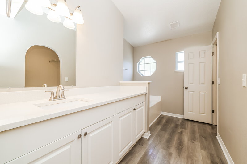 2,080/Mo, 6922 Waterbrook Ct Gibsonton, FL 33534 Main Bathroom View