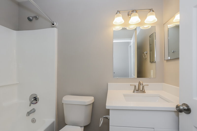 3,440/Mo, 6922 Waterbrook Ct Gibsonton, FL 33534 Bathroom View