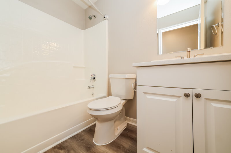2,080/Mo, 6922 Waterbrook Ct Gibsonton, FL 33534 Bathroom View