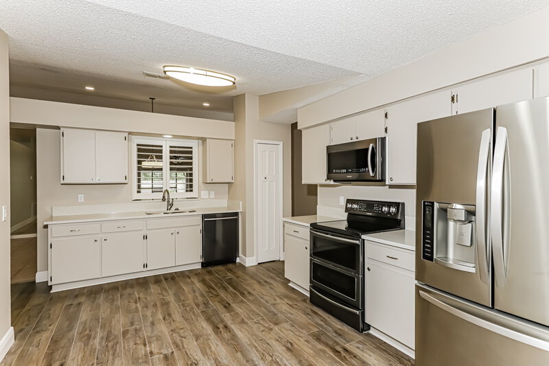 2,520/Mo, 2558 Wrencrest Cir Valrico, FL 33596 Kitchen View 2