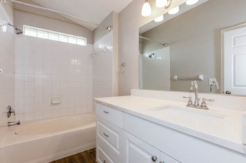 1,900/Mo, 810 Cape Cod Cir Valrico, FL 33594 Main Bathroom View