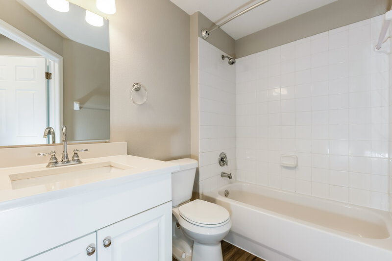 1,900/Mo, 810 Cape Cod Cir Valrico, FL 33594 Bathroom View