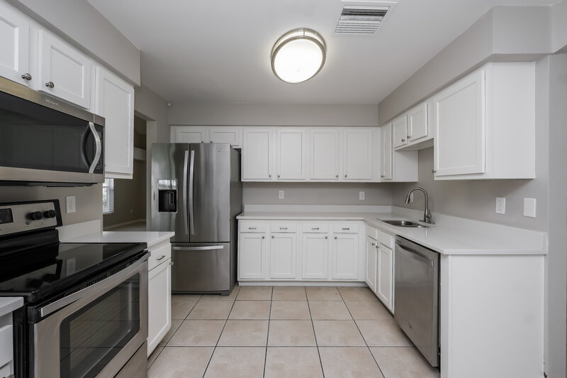 2,900/Mo, 13423 Beechberry Dr Riverview, FL 33579 Kitchen View 2