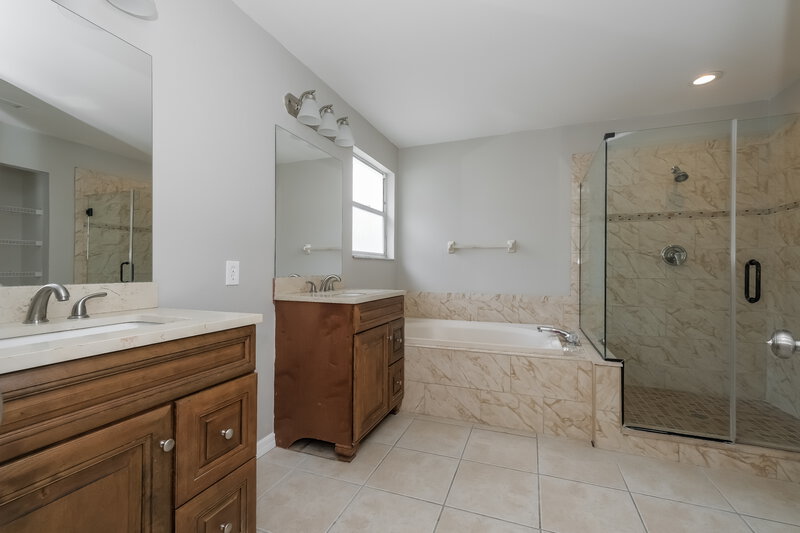 2,900/Mo, 13423 Beechberry Dr Riverview, FL 33579 Main Bathroom View
