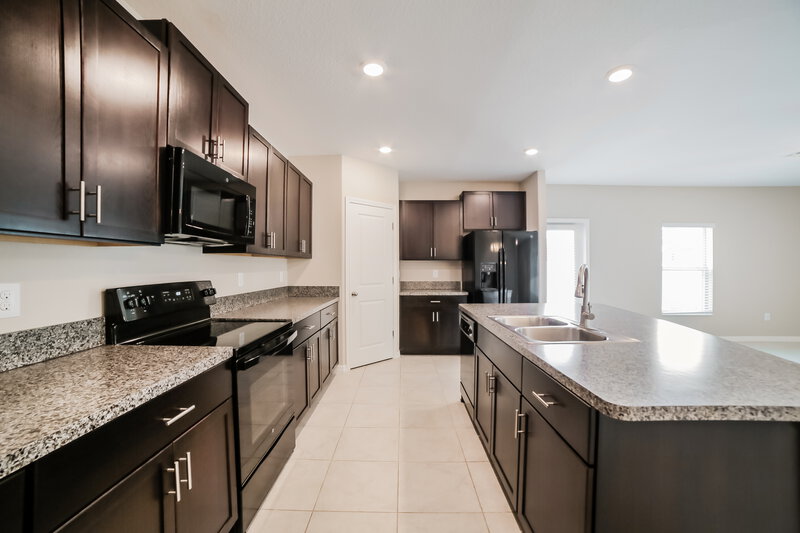 2,315/Mo, 914 Nutmeg Spice Pl Ruskin, FL 33570 Kitchen View