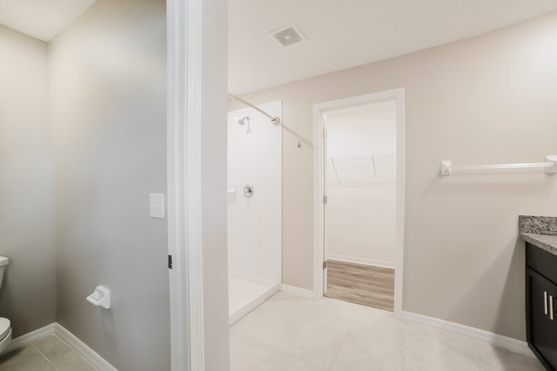 2,315/Mo, 914 Nutmeg Spice Pl Ruskin, FL 33570 Main Bathroom View