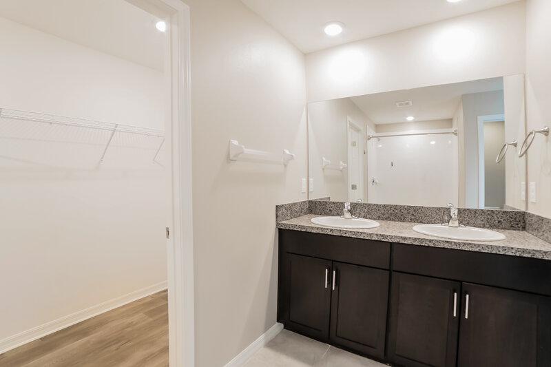 2,315/Mo, 914 Nutmeg Spice Pl Ruskin, FL 33570 Main Bathroom View 2