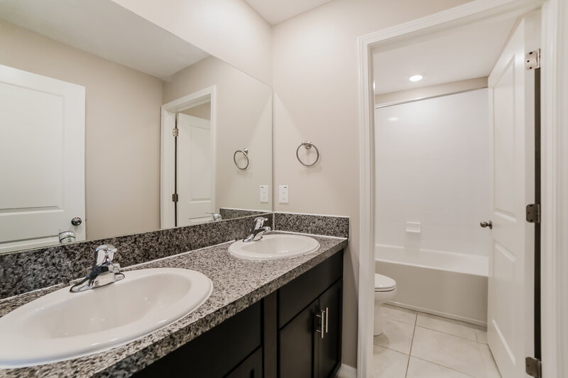 2,315/Mo, 914 Nutmeg Spice Pl Ruskin, FL 33570 Bathroom View