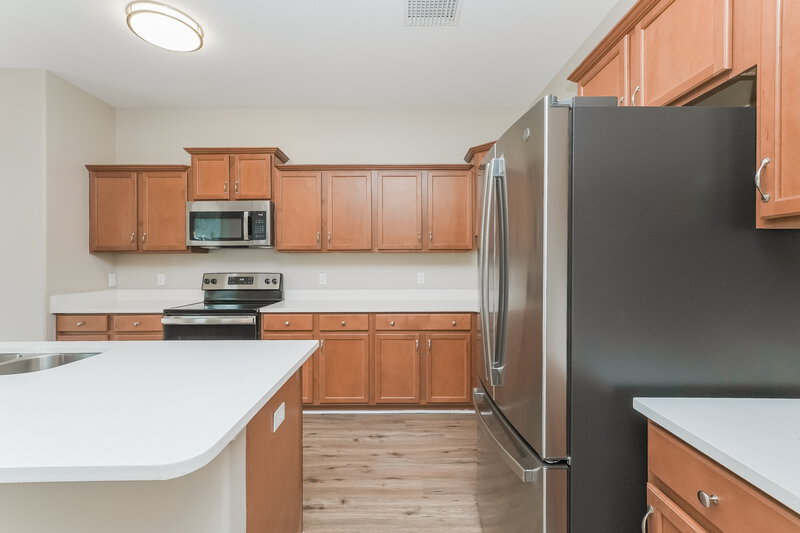 4,120/Mo, 7545 Turtle View Dr Ruskin, FL 33573 Kitchen View 2