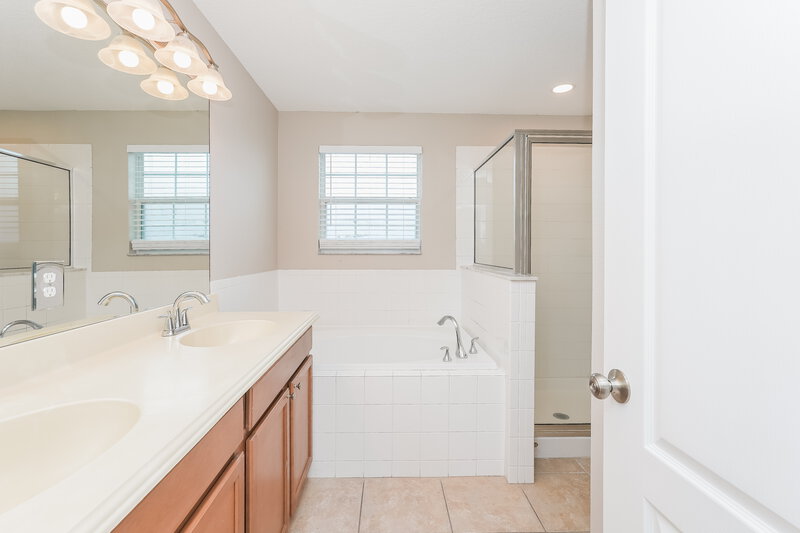 4,120/Mo, 7545 Turtle View Dr Ruskin, FL 33573 Main Bathroom View