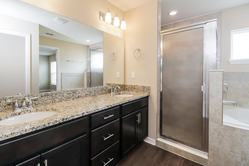 2,485/Mo, 6784 Hanworth Ln Zephyrhills, FL 33541 Main Bathroom View
