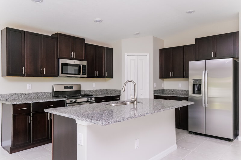 2,255/Mo, 5418 Amaryllis Garden St Apollo Beach, FL 33572 Kitchen View 2