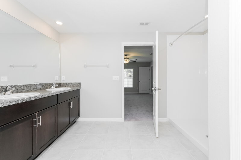 2,255/Mo, 5418 Amaryllis Garden St Apollo Beach, FL 33572 Main Bathroom View