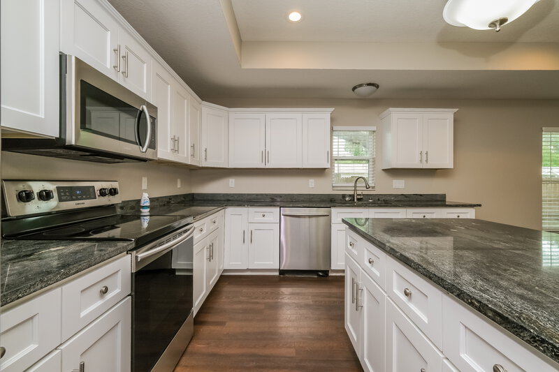 1,885/Mo, 38654 9th Ave Zephyrhills, FL 33542 Kitchen View 2