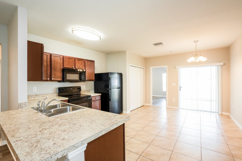 2,060/Mo, 14427 Haddon Mist Dr Wimauma, FL 33598 Kitchen View 2