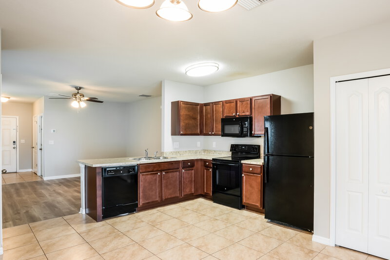 2,060/Mo, 14427 Haddon Mist Dr Wimauma, FL 33598 Kitchen View 4