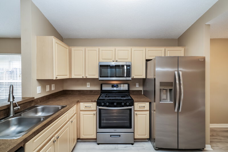 2,240/Mo, 6719 Summer Cove Dr Riverview, FL 33578 Kitchen View