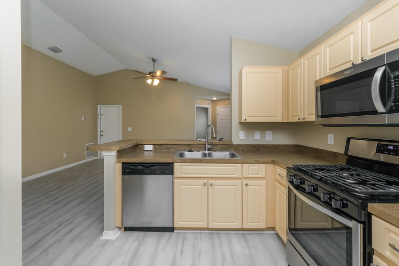2,320/Mo, 6719 Summer Cove Dr Riverview, FL 33578 Kitchen View 2
