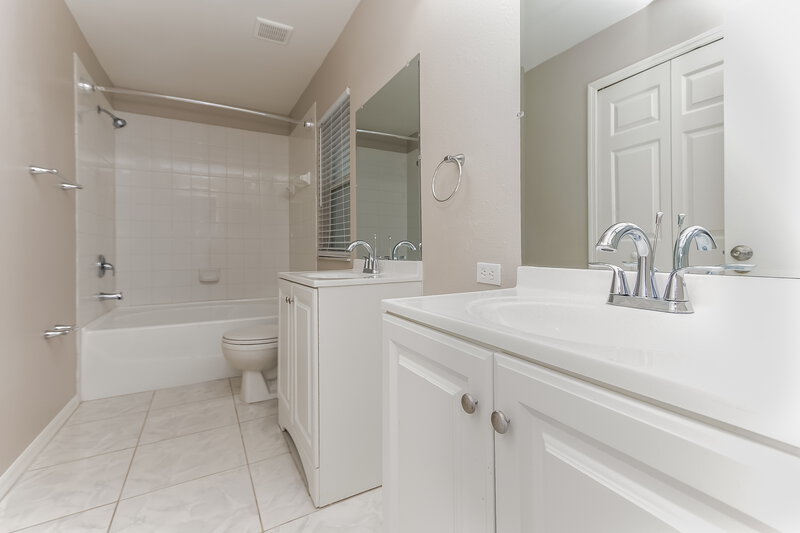 3,860/Mo, 3103 Pine Top Dr Valrico, FL 33594 Main Bathroom View