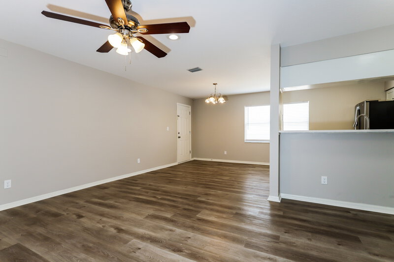 2,130/Mo, 9804 N Connechusett Rd Tampa, FL 33617 Living Room View